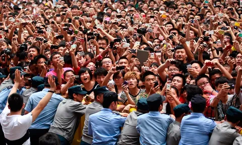 Nam ca sĩ bị fan cuồng đeo bám, phải cầu cứu cảnh sát là ai?