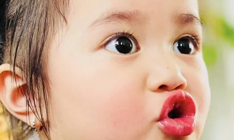 Con gái bị chê xấu, sao nam Việt dạy con cách đáp trả thâm thúy, vợ nói sẽ cho con PTTM khi lớn