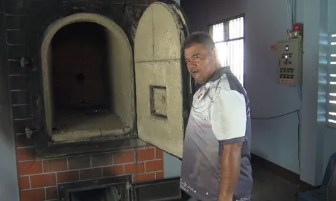 Bị từ chối bán dầu, người đàn ông đưa cả quan tài đến trạm xăng gây sốc