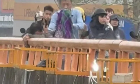 Khoảnh khắc nghẹt thở trên cầu Sặt: Đại úy công an kịp thời ngăn người đàn ông nhảy cầu