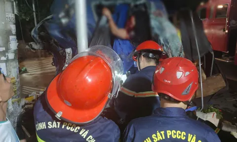 Hiện trường vụ dùng thiết bị cắt phá thủy lực giải cứu 2 người mắc kẹt trong cabin xe tải, sau cú đâm trực diện vào nhà dân