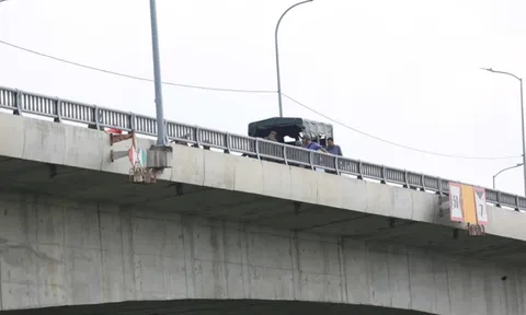 Hiện trường xót xa trên cầu Tân An: Xe máy, điện thoại bỏ lại, người đàn ông nhảy cầu mất tích