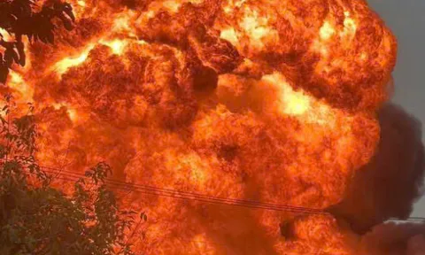 Cháy lớn trong đêm: Nhà xưởng bốc hỏa dữ dội, tiếng nổ vang trời gây hoảng loạn