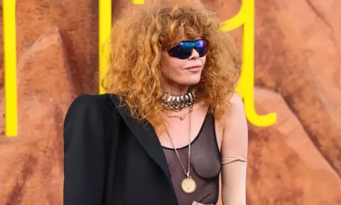 Một nữ diễn viên bị yêu cầu rời máy bay sau loạt biểu hiện lạ, hành khách hoang mang