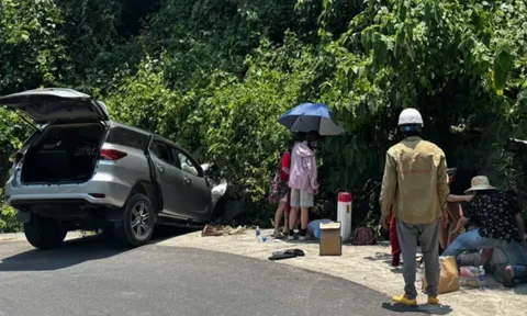 Ô tô mất lái trên cung đèo nguy hiểm, 5 người thương vong