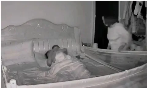 Nửa đêm, mẹ chồng lén vào phòng vợ chồng tôi: Sự thật phía sau khiến tôi khó xử