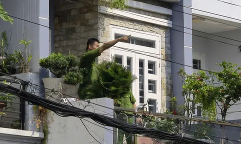 Cháy nhà trọ ở TP.HCM, 7 người thương vong: Cảnh sát bắc thang cứu người ra ngoài