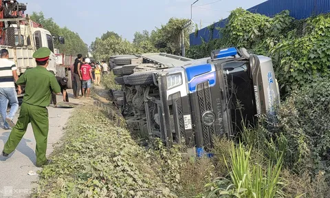 Hiện trường ám ảnh vụ xe ben lật đè ôtô 4 chỗ, nữ tài xế tử vong thương tâm