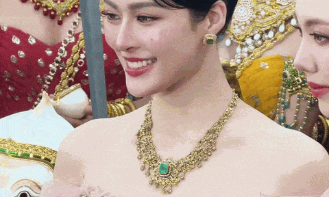 “Nữ thần Songkran” gây bão Thái Lan: Visual đẹp như bước ra từ cổ tích