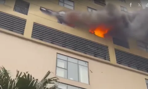 Cháy chung cư tại Hà Nội: Khói tràn hành lang, nhiều người hoảng loạn di tản