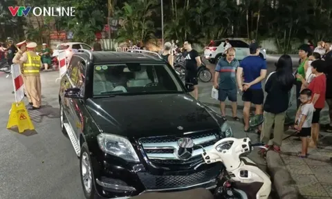 Mercedes húc văng 2 xe máy, đâm vỡ vòng xuyến: Hiện trường tan hoang