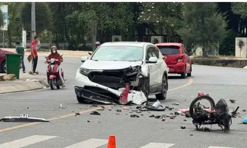 Xe máy rơi bánh sau cú tông trực diện với ô tô, hiện trường đầy ám ảnh