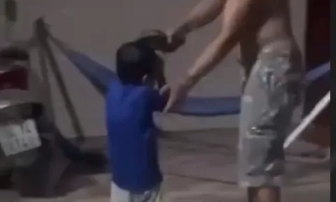 Bé nhỏ gào khóc giữa hẻm trọ vì bị đánh liên tục bằng vật giống dép: Danh tính người đàn ông