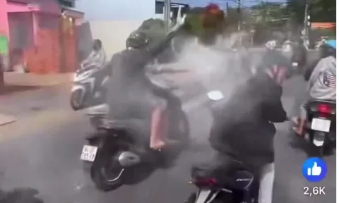 Vĩnh Long: Công an triệu tập nhóm "quái xế" chạy xe máy dàn hàng ngang, ném bột trên đường