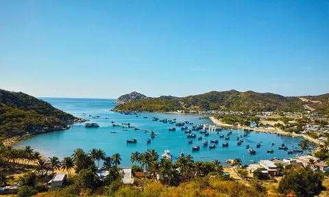 Thức dậy lúc 5 giờ sáng, len qua những khe đá trơn trượt để không bỏ lỡ bình minh và "chạm vào" vẻ đẹp của hồ bơi tự nhiên đẹp nhất Việt Nam