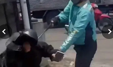 Ttài xế xe ôm công nghệ dùng gậy ba khúc tấn công người đi đường: Công an mời làm việc