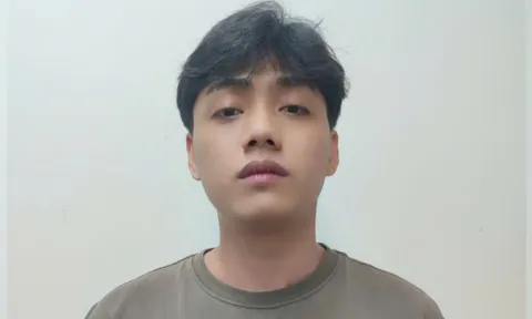 Huỳnh Chí Nguyên (quê Đồng Tháp) và Nguyễn Đức Mạnh (quê TP.Hà Nội) từ Campuchia về Việt Nam đầu thú