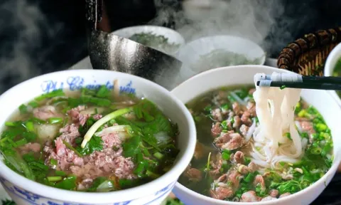 Từ phát biểu của Tổng thống Hàn Quốc tại diễn đàn kinh tế đến mạng xã hội: "Món ăn quốc dân" của Việt Nam đang gây “bão”