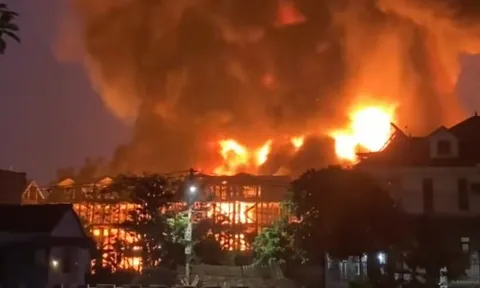 Lửa ngùn ngụt kèm tiếng nổ lớn bao trùm xưởng sơn ở Đông Anh, đã có công nhân bị thương