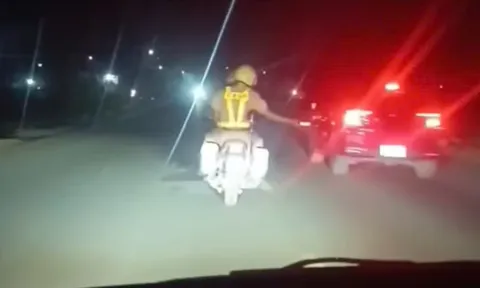 Xuyên dòng xe đông, CSGT Đắk Lắk đưa 2 nữ sinh bị thương đến bệnh viện kịp thời