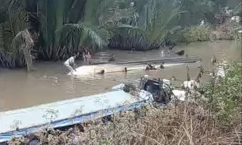 Thuyền chở khách viếng chùa bất ngờ lật giữa sông, hơn 10 người rơi xuống nước