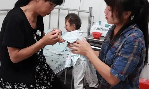 Sinh con có ngoại hình khác lạ được hỏi mua với giá 200 triệu, người mẹ nghèo quyết giữ con và hạnh phúc sau 17 năm