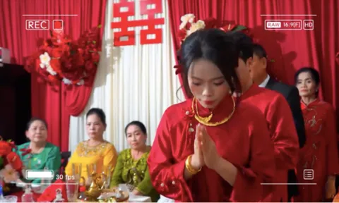 Khoảnh khắc gây bão mạng: Hồi hộp trong ngày cưới, cô dâu vô tình "lễ nhầm" quay phim