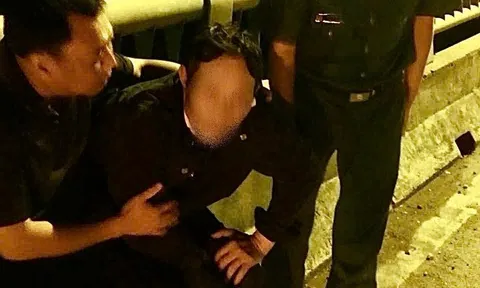 Kịp thời giải cứu người đàn ông gặp khủng hoảng tinh thần tại cầu Yên Lệnh