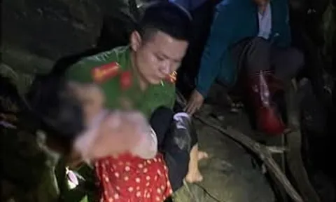 Tìm thấy bé gái 4 tuổi theo mẹ đi chăn bò rồi mất tích, dưới khe suối sâu trong tình trạng nguy kịch