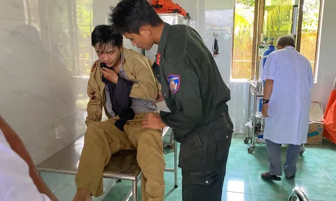 Đang làm nhiệm vụ, công an lao vào cứu người đàn ông rơi từ mái nhà khi đang lắp biển quảng cáo