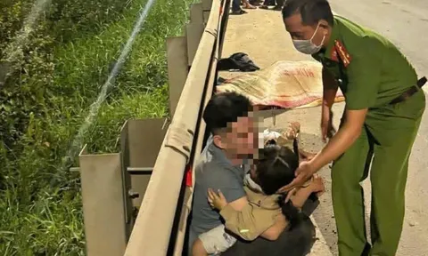 Thai phụ tử vong sau cú ngã xe trên đường tránh Huế: Xót xa ánh mắt thất thần của người chồng ôm con nhỏ khóc nghẹn bên đường