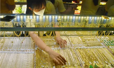 Cập nhật giá vàng chiều 13/5: SJC, DOJI, PNJ đồng loạt giảm giá, phố vàng Trần Nhân Tông đông khách