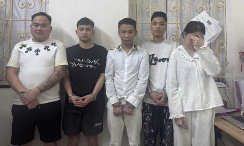 Phát hiện thiếu nữ 16 tuổi "làm chuyện động trời" cùng 4 thanh niên trong phòng ngủ