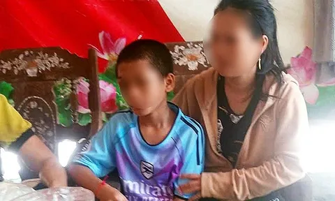 Công an vào cuộc vụ bé trai 12 tuổi nghi bị mẹ kế và cha bạo hành đến bầm tím mặt, có nhiều vết thương ở tay chân