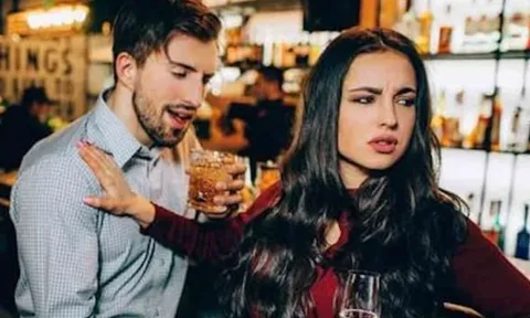 Bạn gái ngã vào vòng tay người khác, tôi điên cuồng níu kéo, cô ấy nhắn đúng 6 chữ khiến tôi chết lặng