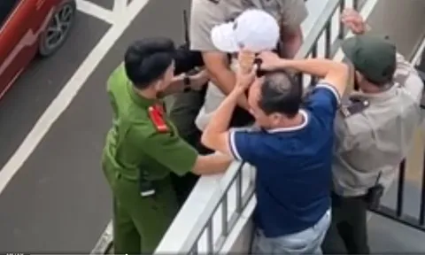 Nam thanh niên trèo lên lan can tầng 5 với biểu hiện tâm lý bất ổn, cái kết khiến nhiều người thở phào