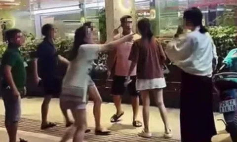 Công an làm việc với nhóm người hành hung 2 cô gái ở Hà Nội: Clip hé lộ chi tiết "đáng xấu hổ" về người đàn ông đi Lexus