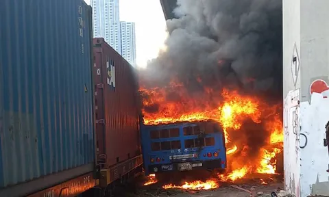 Khoảnh khắc lửa bao trùm xe buýt trên đường phố Thái Lan sau khi bị tàu hàng đâm: Hơn 30 người thương vong