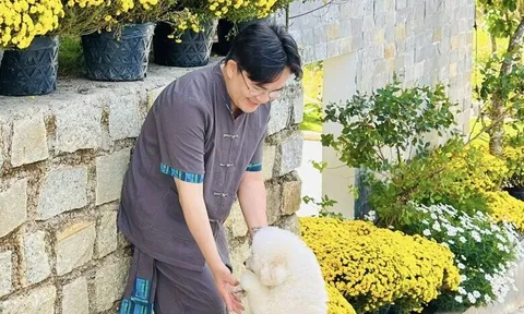 "Anh trai" U50 của showbiz Việt có cơ ngơi đẹp như mơ, cảnh cún cưng chạy quanh vườn đầy hoa làm nhiều người mê tít