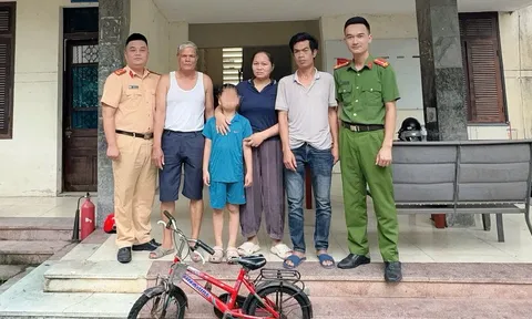 Bé trai 8 tuổi đạp xe đi lạc hơn 6km, cô giáo chủ nhiệm phát hiện nhờ đọc được thông tin đặc biệt