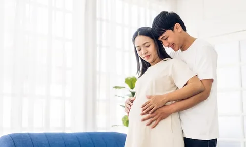 Bầu 8 tháng đi 100 cây số thăm chồng, tôi đang hạnh phúc thì phát hiện một thứ dưới gối, anh quỳ gối xin tha