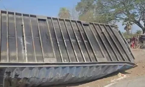 Hiện trường vụ xe container lao vào xe chở khách dự đám cưới, 13 người thiệt mạng