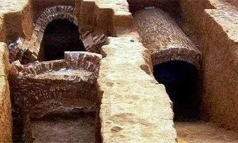 Khai quật mộ cổ 2.000 năm tuổi, chuyên gia hoảng hốt khi thấy “bóng đen” bất ngờ bò ra từ góc tối
