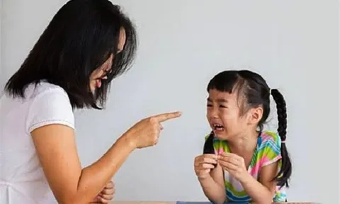 Người bố làm 1 việc không thể ngờ khi thấy con gái 7 tuổi khóc thét vì bị mẹ bạo hành và đe dọa lúc học bài