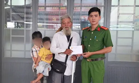 Nửa đêm tuần tra, công an phát hiện 2 cháu bé đi lạc: Câu chuyện phía sau khiến nhiều người xúc động