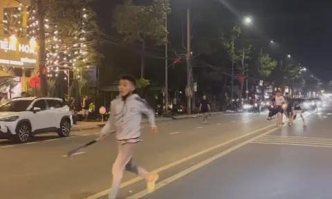 Nhiều người hoảng sợ trước cảnh 2 nhóm thanh thiếu niên hỗn chiến trước quán trà sữa: Công an nhanh chóng vào cuộc