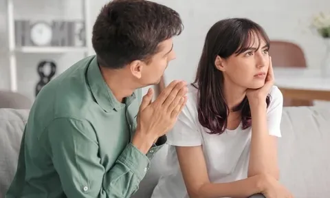 Đi họp cuối tuần? Sự thật từ đồng nghiệp của chồng khiến người vợ chết lặng