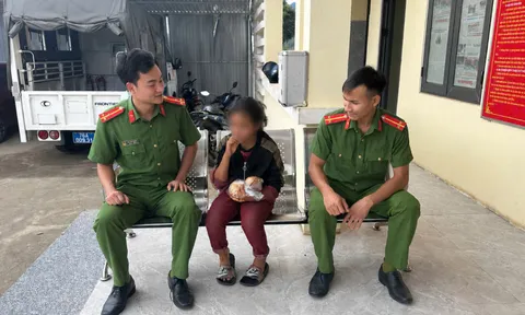 Bé gái 10 tuổi đi lạc đứng khóc bên đường đã trở về với gia đình