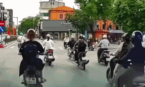 Cú rẽ ngang “không ai kịp trở tay” của nữ tài xế, gây tai nạn liên hoàn: Công an trích xuất camera truy tìm