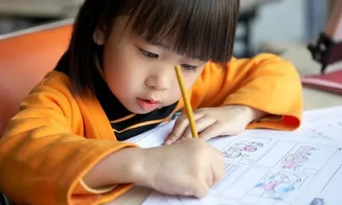 Bé gái lớp 2 vẽ bạn thân, vừa nhìn thấy, cô giáo vội gọi phụ huynh ngay sau giờ học